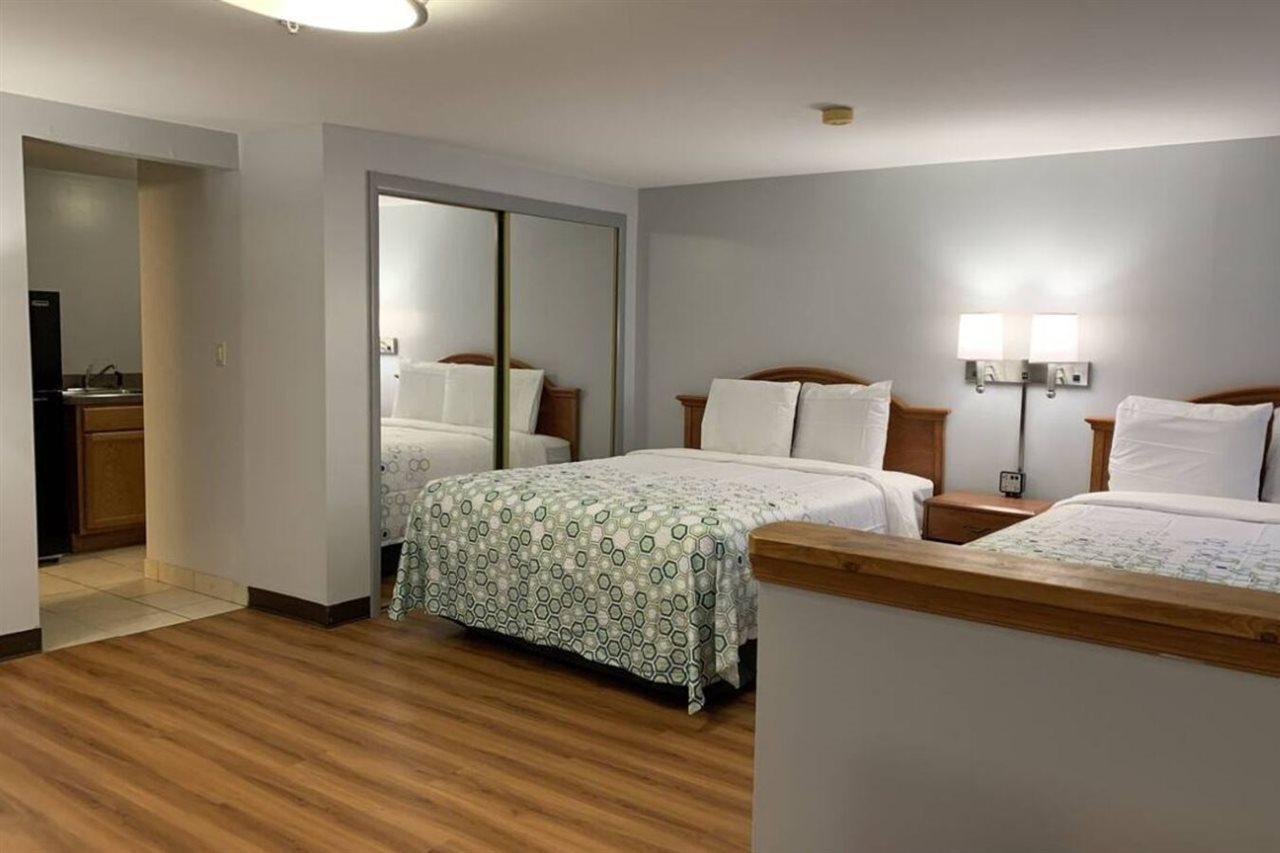 Econo Lodge Inn & Suites Denver Exterior photo