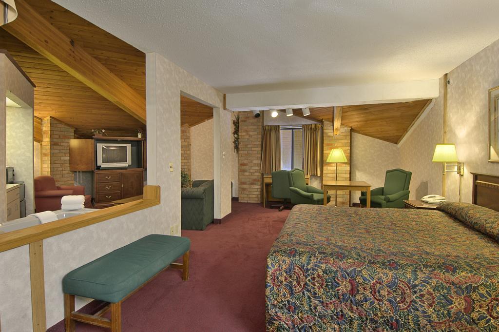 Baymont By Wyndham Muskegon Hotel Room photo