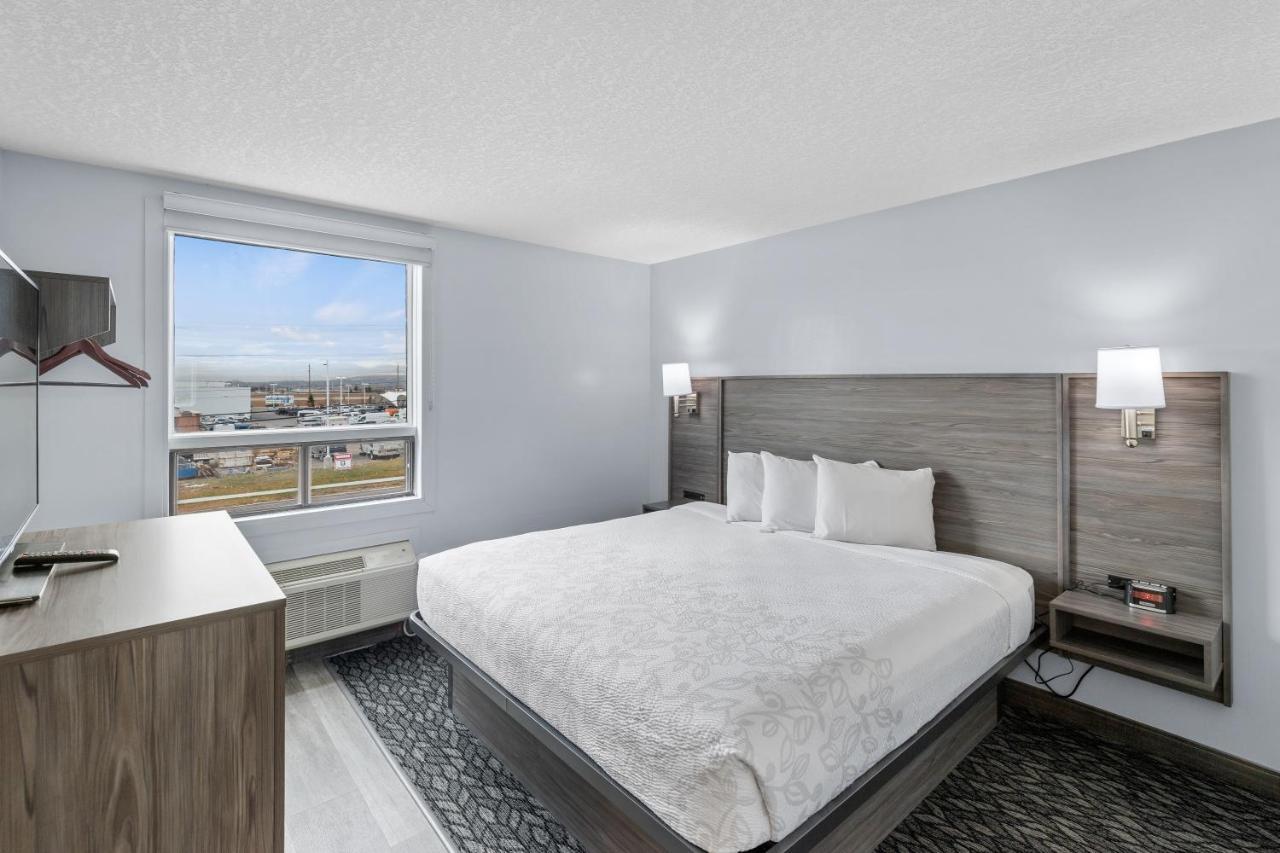 Emerald Hotel & Suites Calgary Airport Exterior photo
