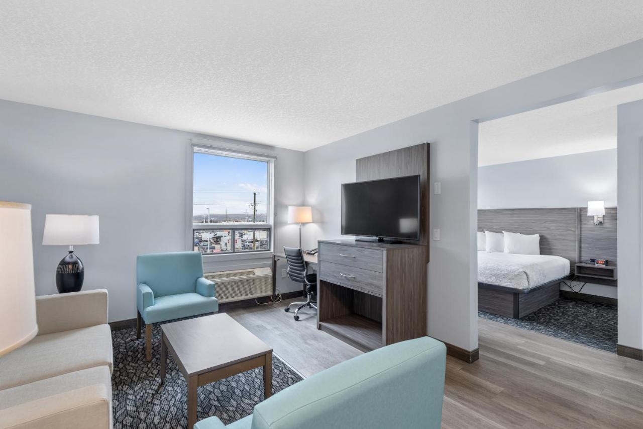Emerald Hotel & Suites Calgary Airport Exterior photo