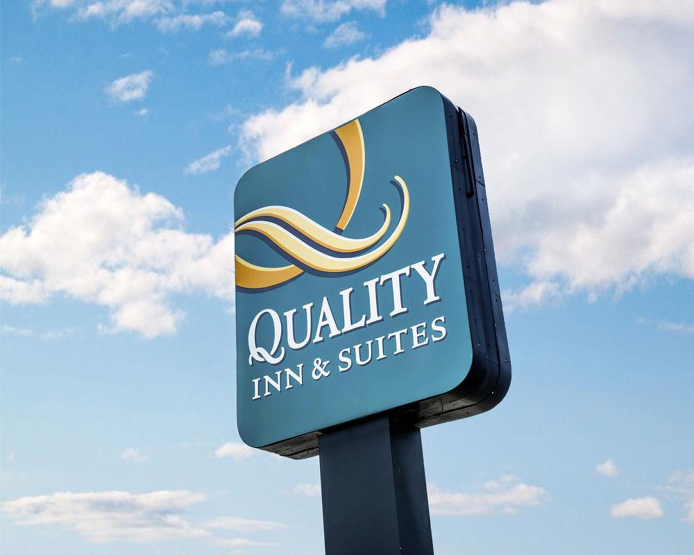 Quality Inn & Suites North Gibsonia Exterior photo