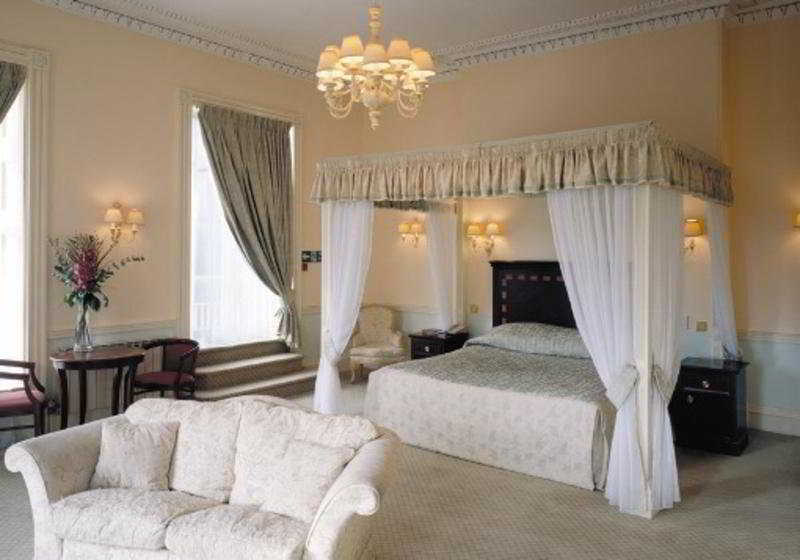 Manor Of Groves Hotel Sawbridgeworth Room photo