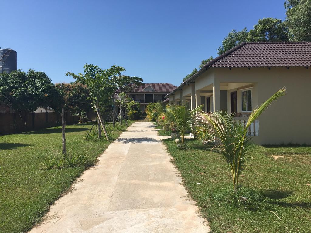 The Moonflower Bungalow Hotel Sihanoukville Exterior photo