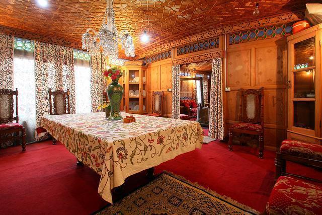 Comfy Royal Dandoo Palace - House Boat Srinagar  Exterior photo