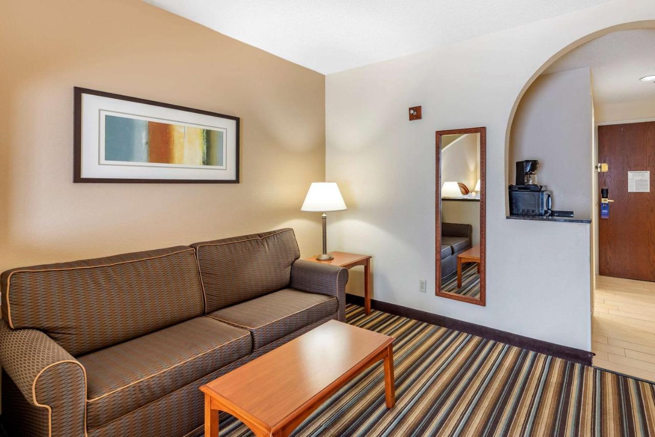 Comfort Suites Chesapeake - Norfolk Exterior photo