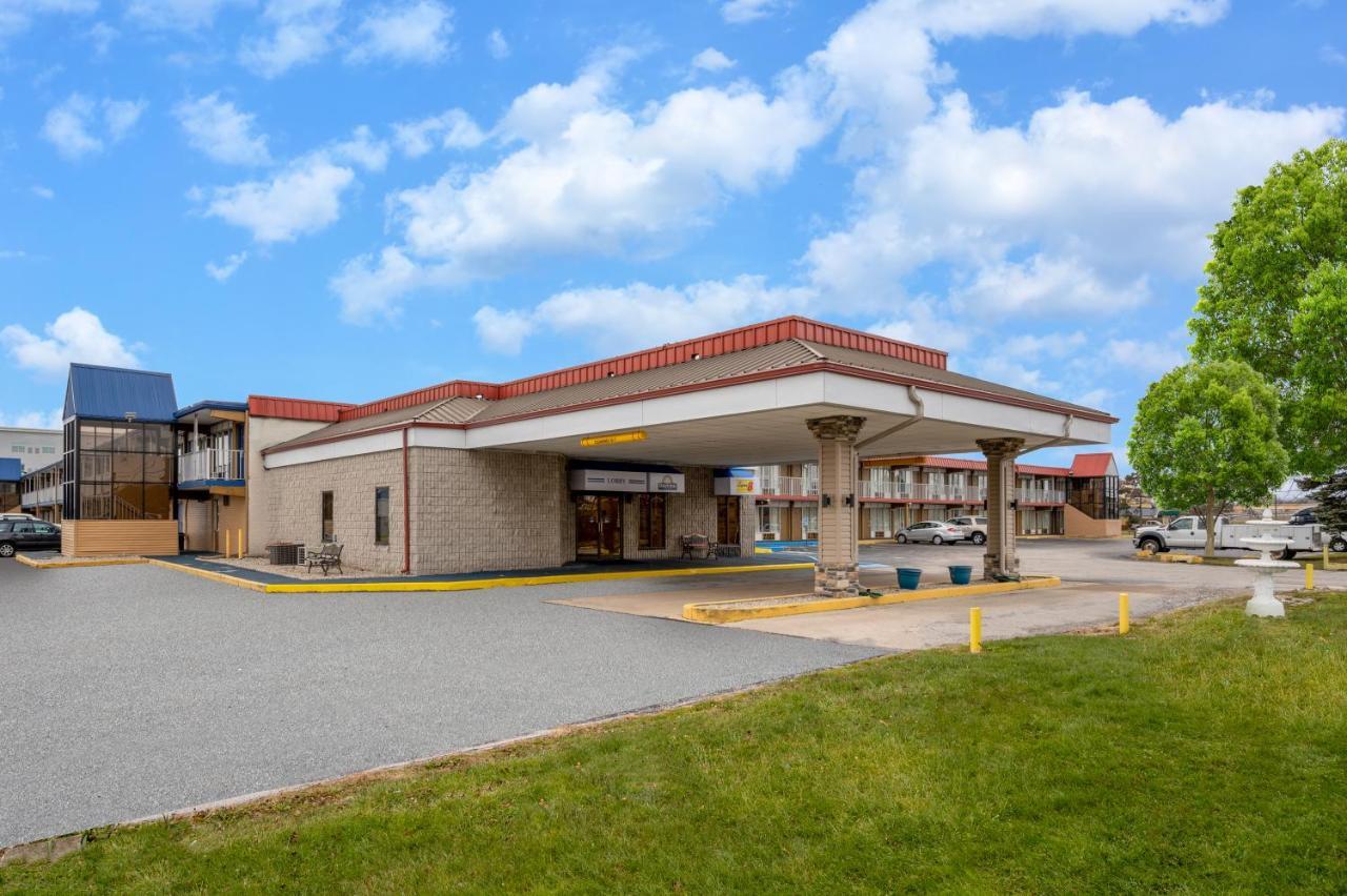 Super 8 By Wyndham Perrysburg-Toledo Hotel Exterior photo