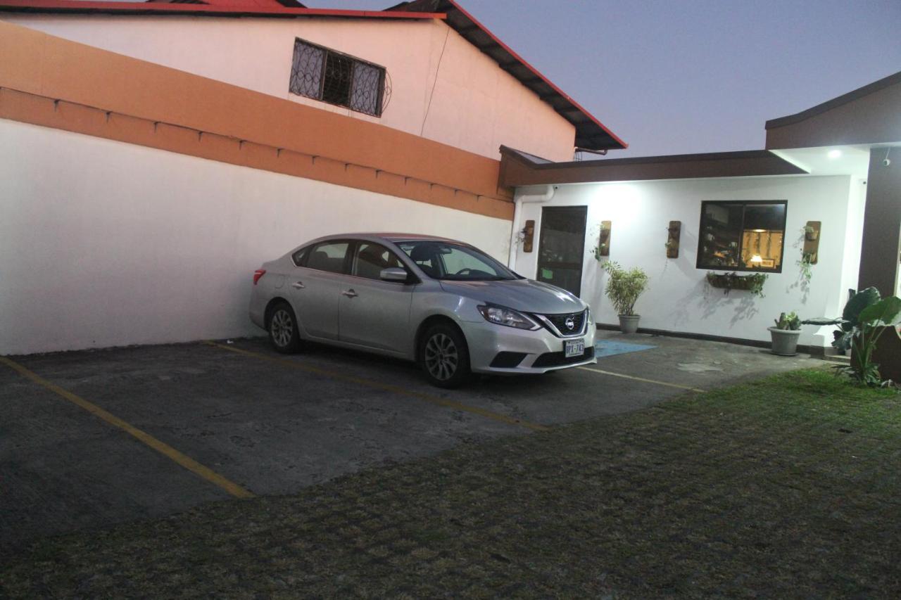 Berlor Airport Inn Alajuela Exterior photo