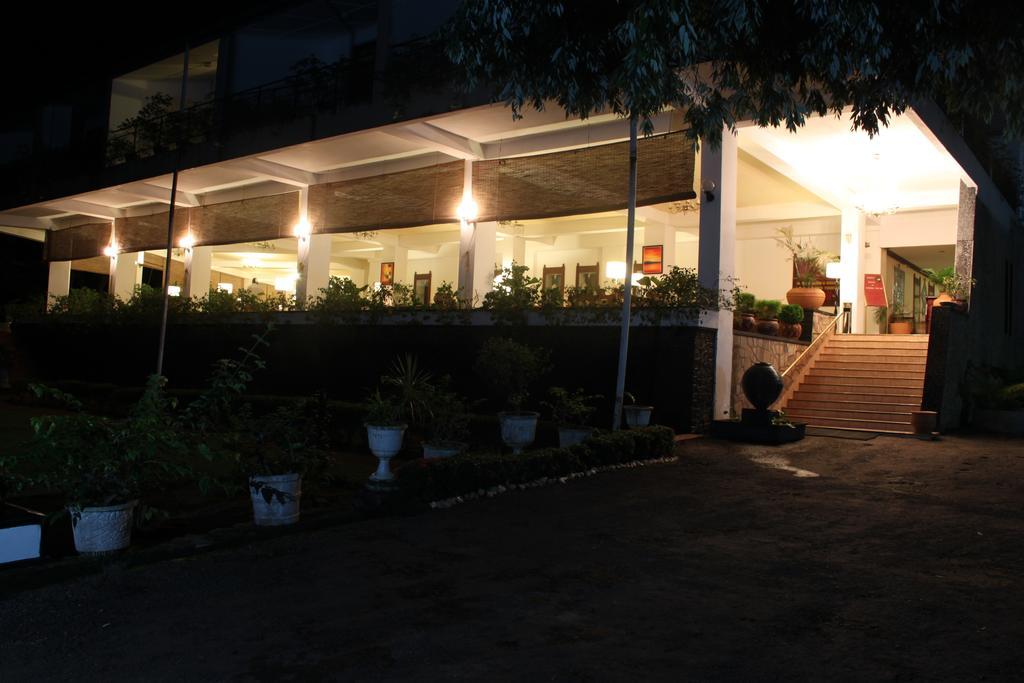 Ratnaloka Tour Inns Ratnapura Exterior photo