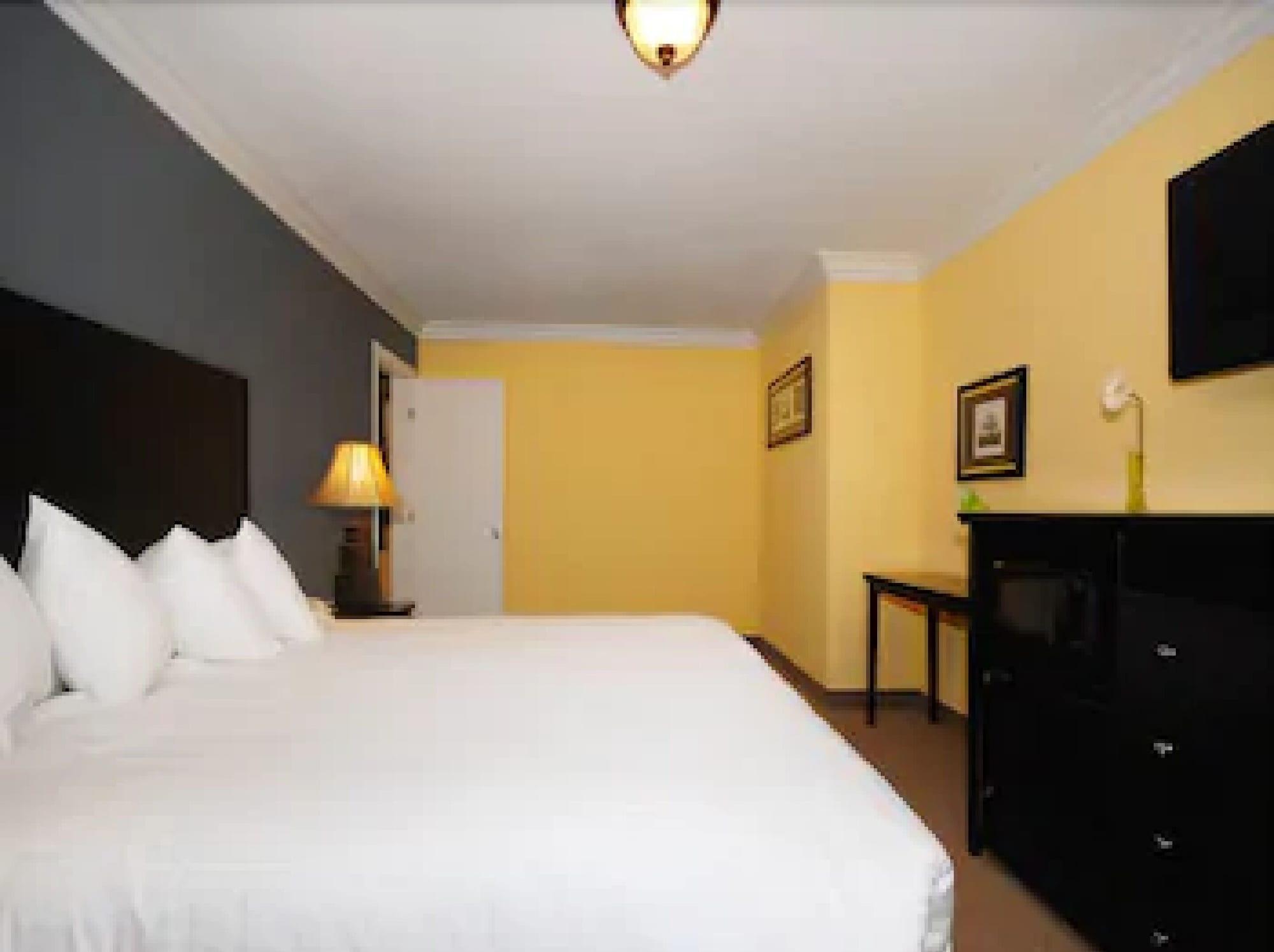Solaire Inn & Suites Santa Maria  Room photo