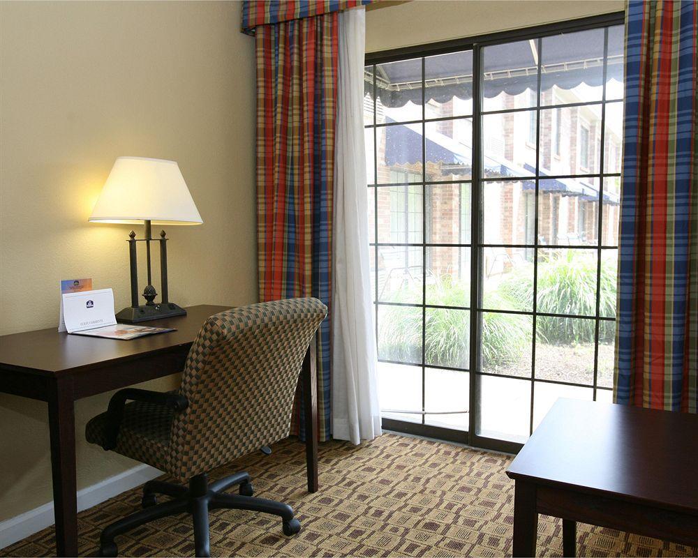 Clarion Hotel Lexington Conference Center Hotel Room photo