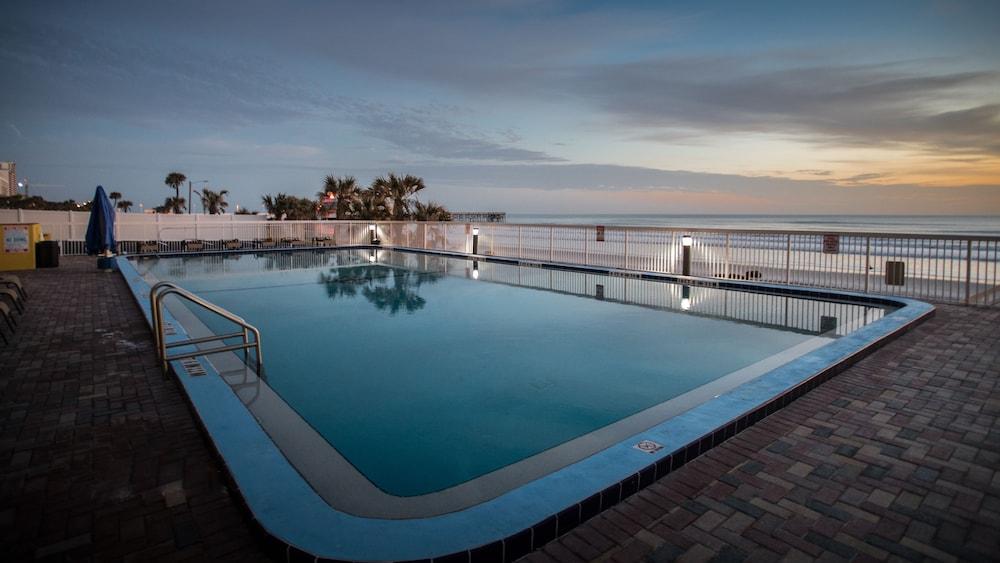 Comfort Inn & Suites Daytona Beach Oceanfront Exterior photo