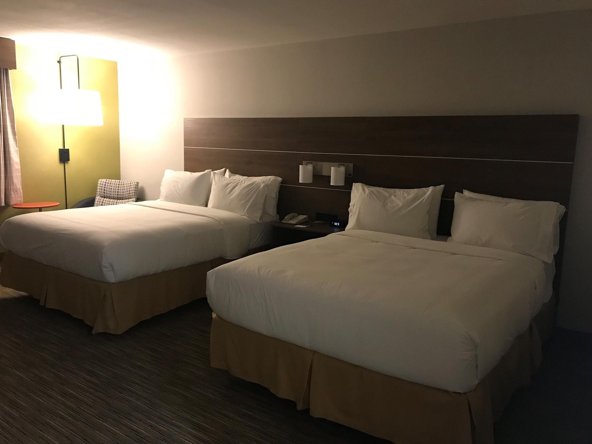 Holiday Inn Express & Suites Camarillo, An Ihg Hotel Exterior photo