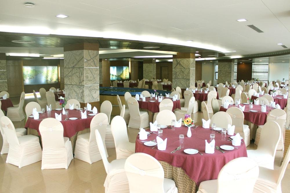 Fars Hotel & Resorts - Bar-Buffet-Pool-Spa Dhaka Exterior photo