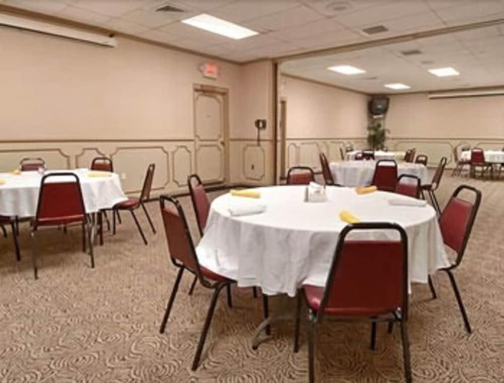 Ramada By Wyndham Paintsville Hotel & Conference Center Restaurant photo