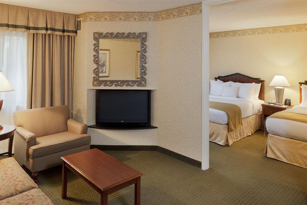Doubletree Suites By Hilton Hotel Cincinnati - Blue Ash Sharonville Room photo