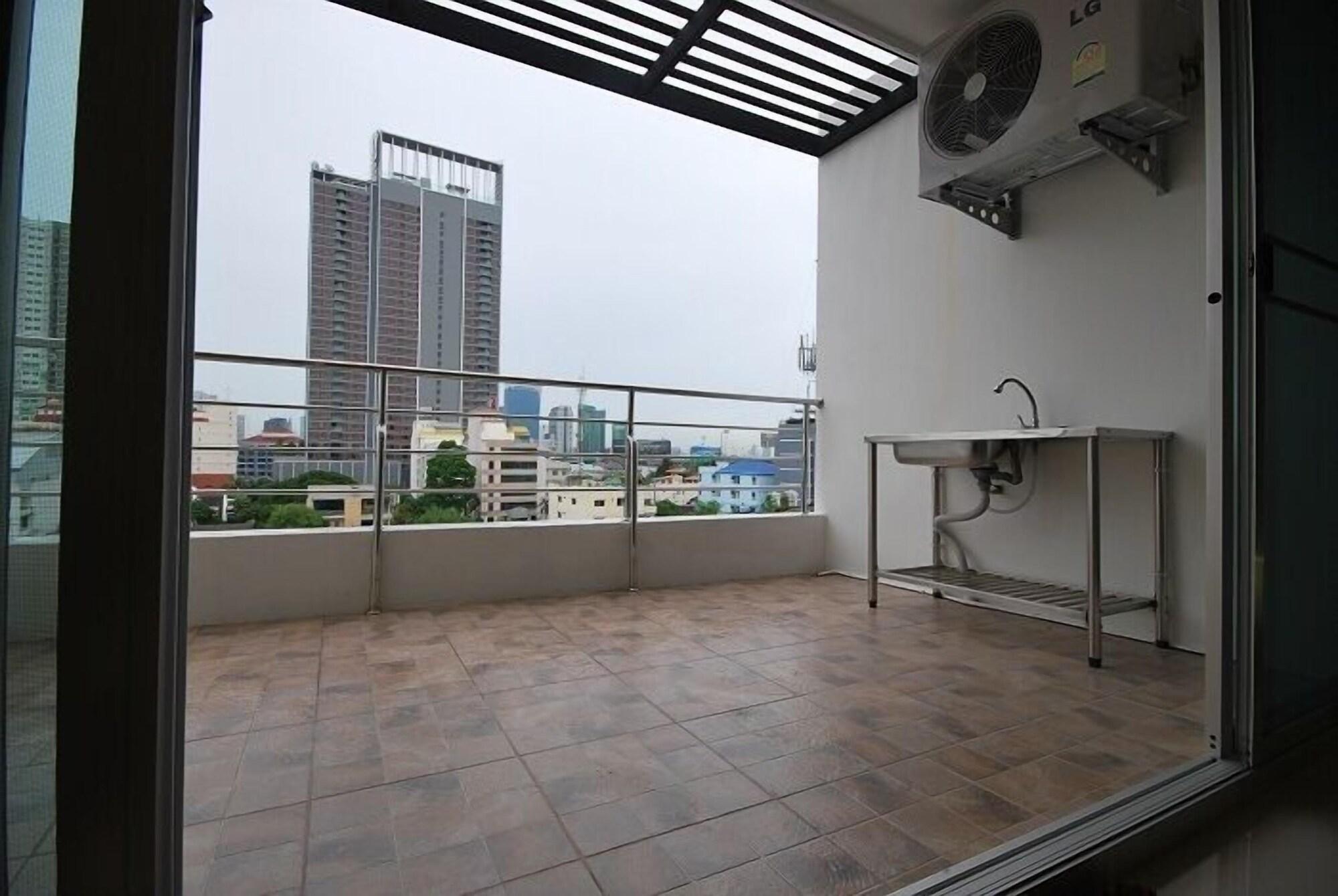 Baan Mina Aparthotel Bangkok Exterior photo