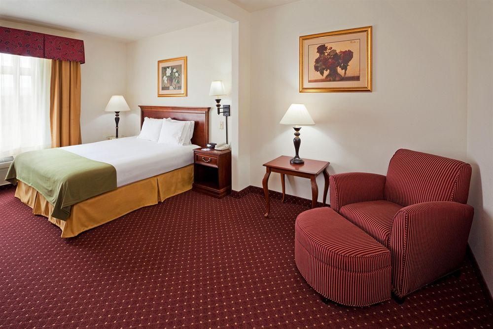 Holiday Inn Express Syracuse-Fairgrounds, An Ihg Hotel Warners Room photo