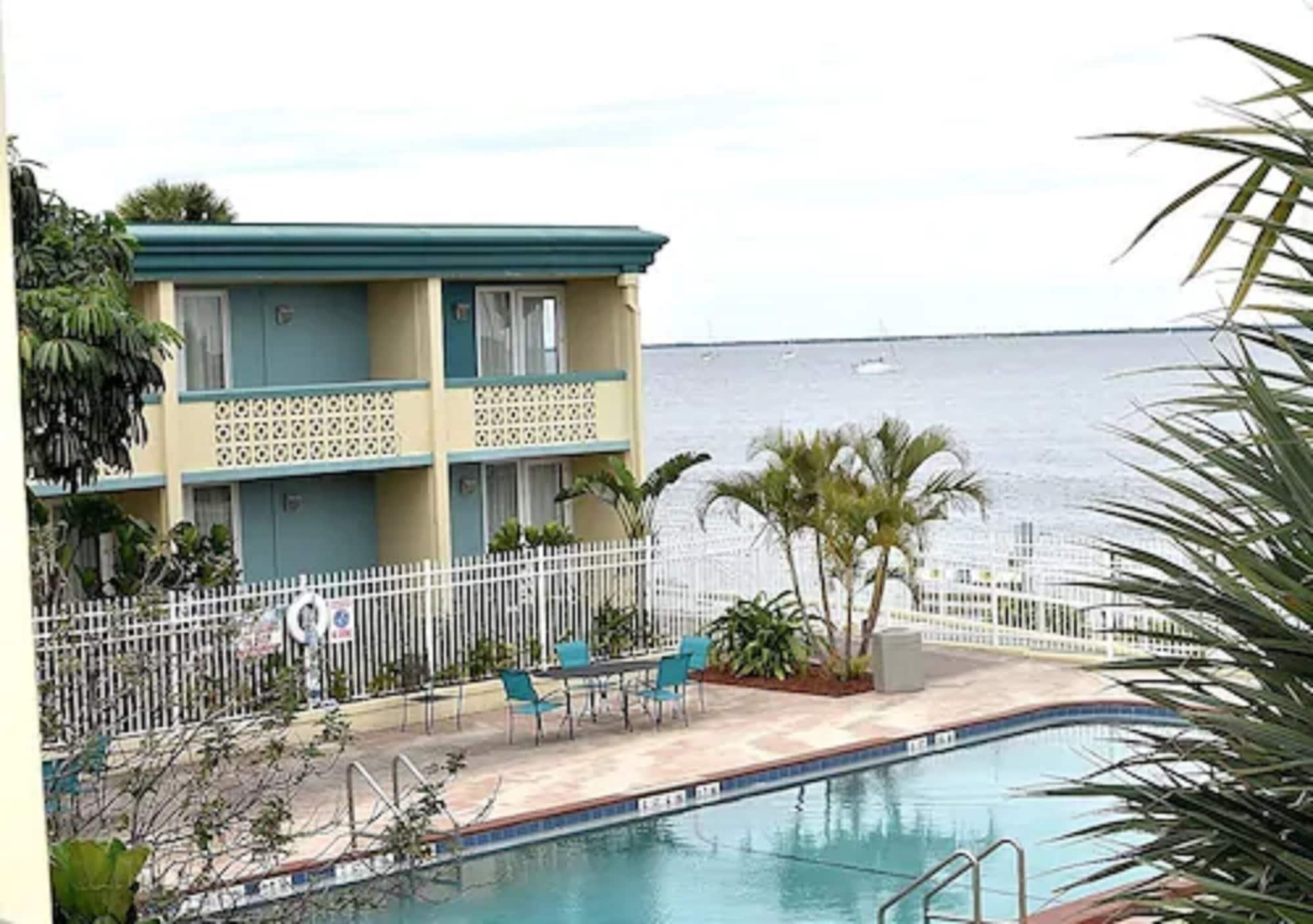 Punta Gorda Waterfront Hotel & Suites Exterior photo