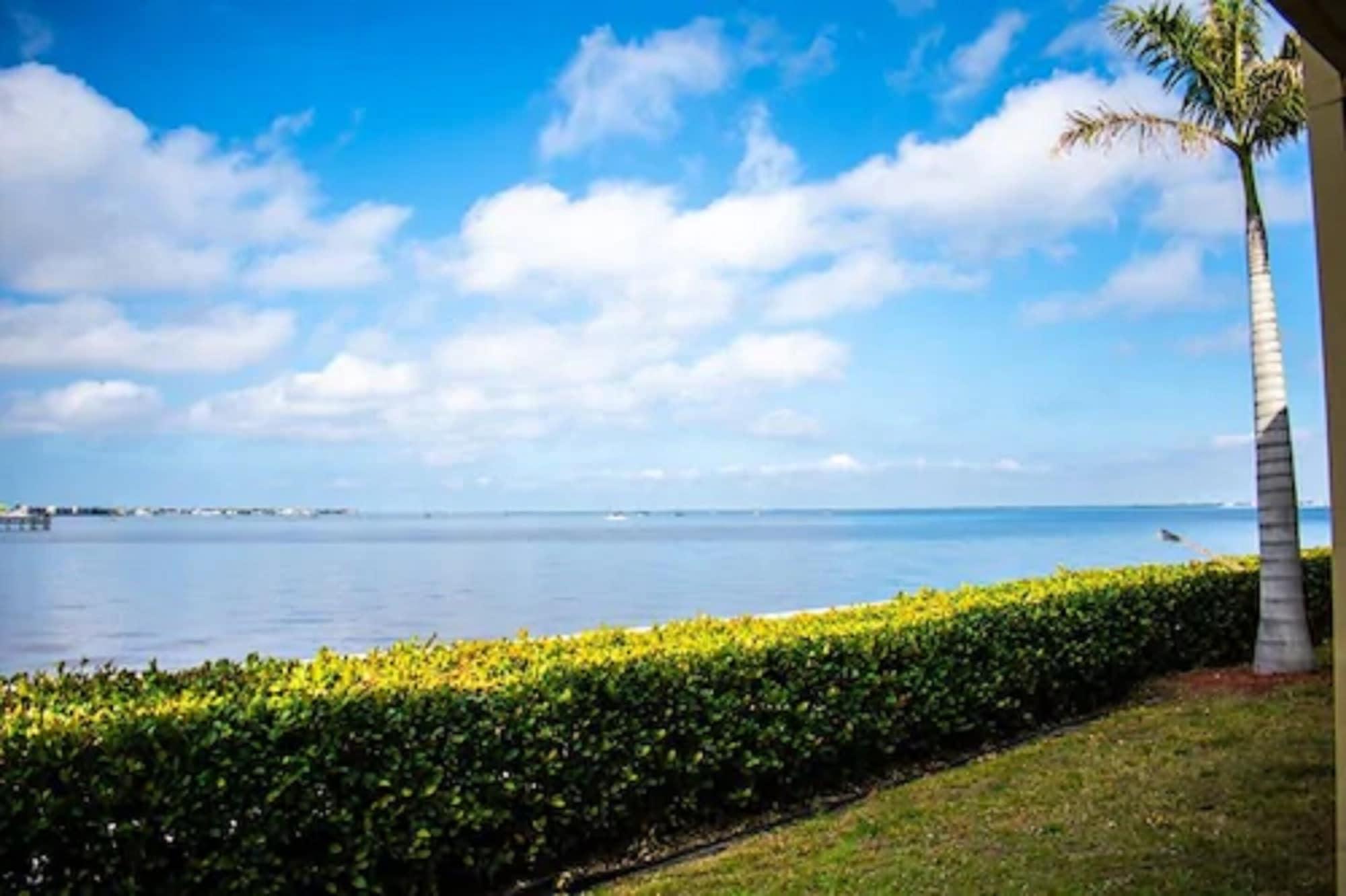 Punta Gorda Waterfront Hotel & Suites Exterior photo