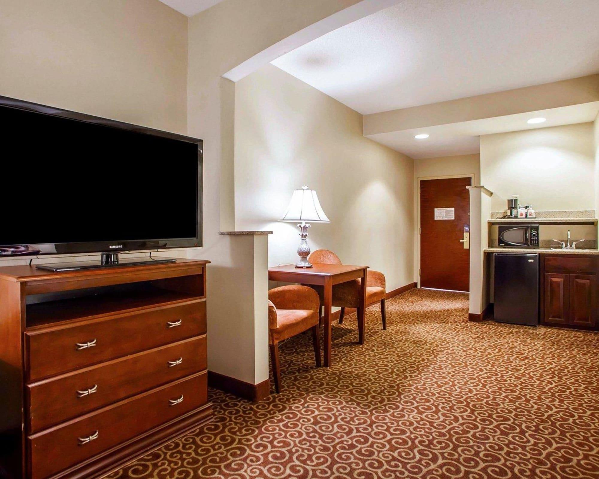 Comfort Suites East Brunswick - South River Exterior photo