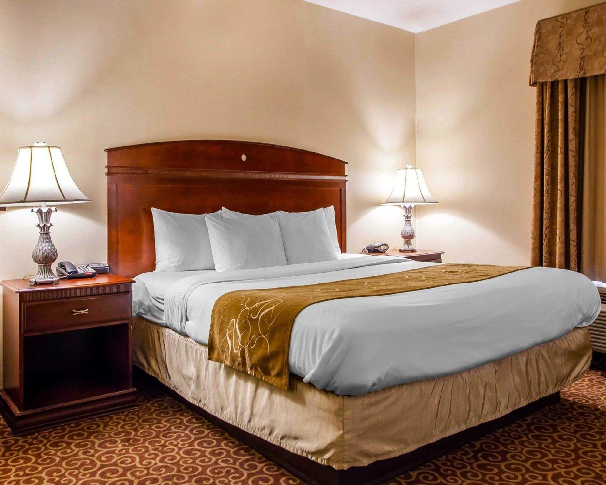 Comfort Suites East Brunswick - South River Exterior photo
