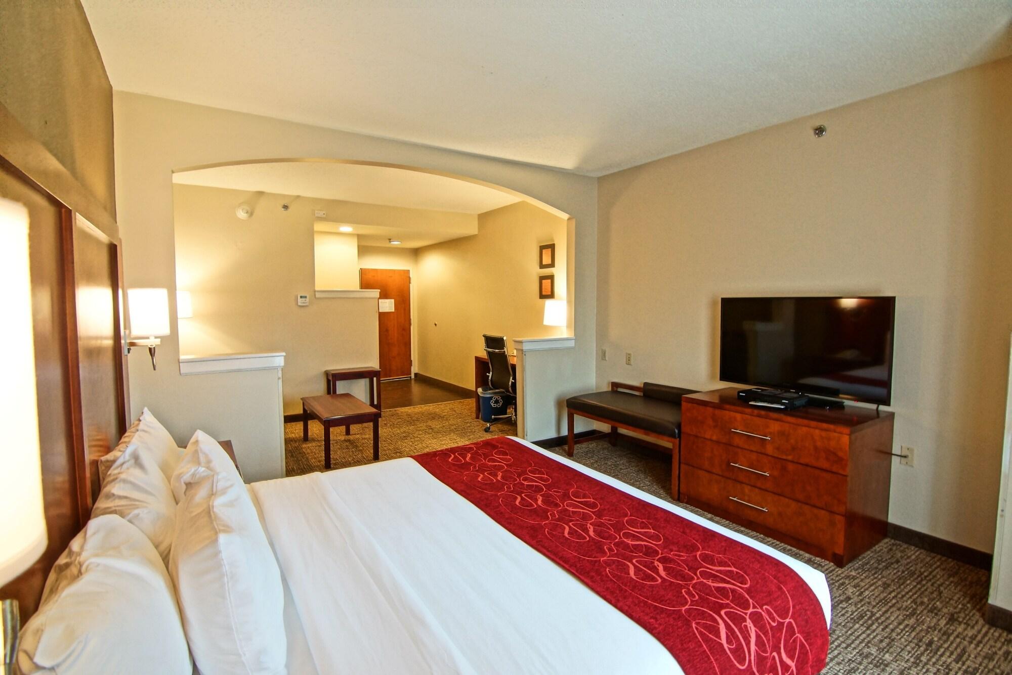 Comfort Suites Near University North Brunswick Exterior photo