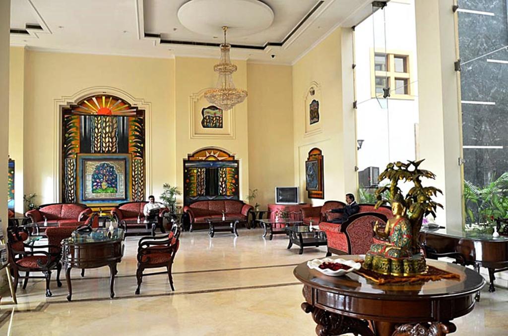 Hotel Meraden Grand Varanasi Exterior photo
