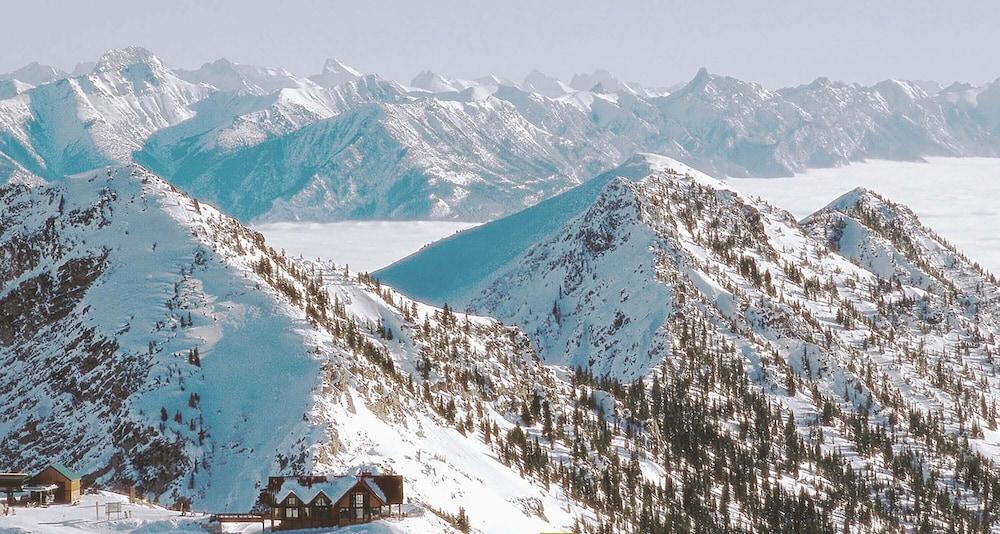 Glacier Mountaineer Lodge Golden Exterior photo