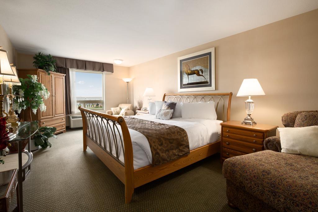 Ramada By Wyndham Clairmont/Grande Prairie Hotel Room photo