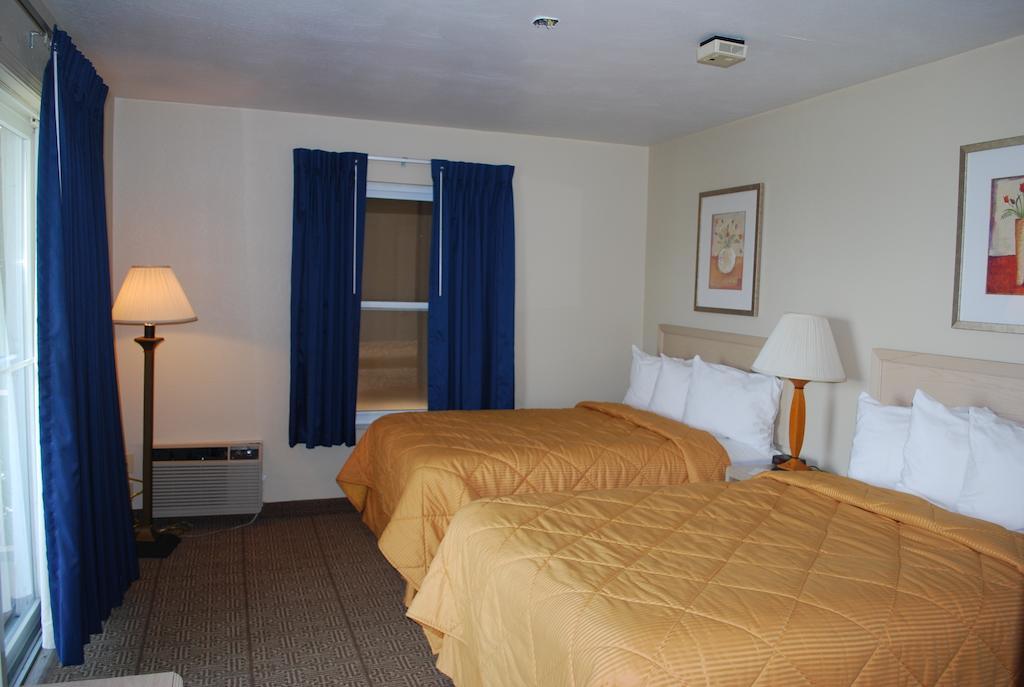 Clinton Inn & Suites Port Clinton Room photo