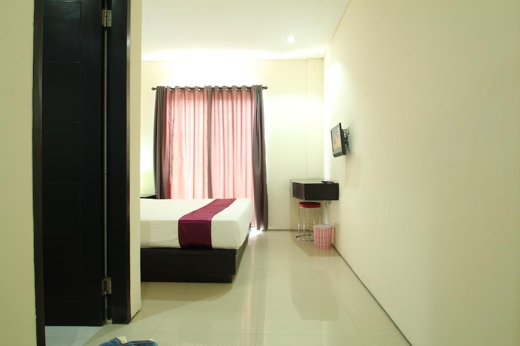 Airport Kuta Hotel And Residences Room photo