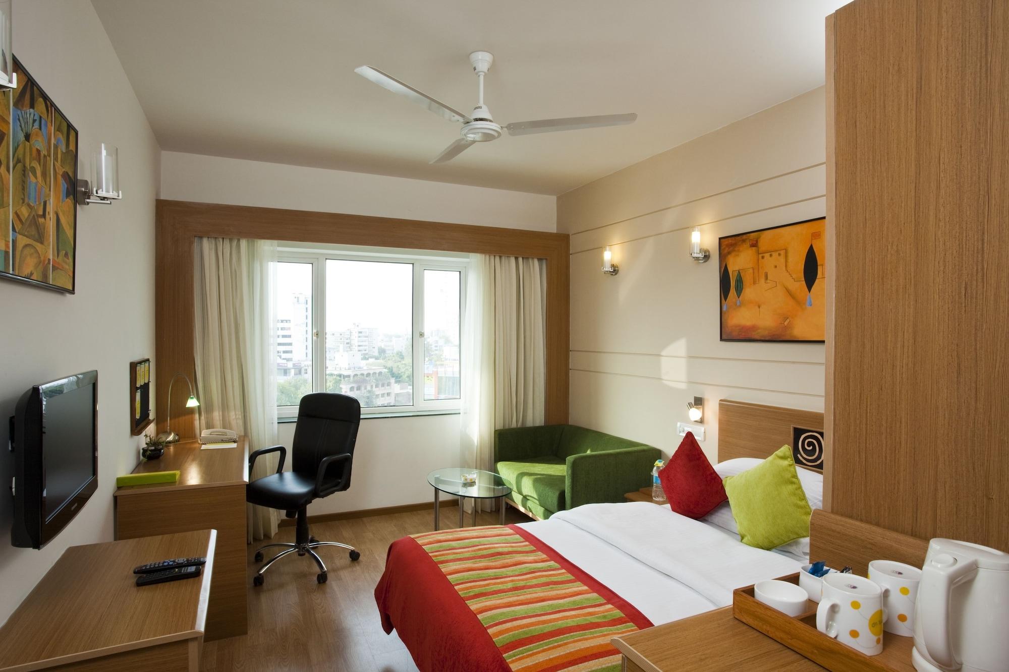 Lemon Tree Hotel, Ahmedabad Room photo