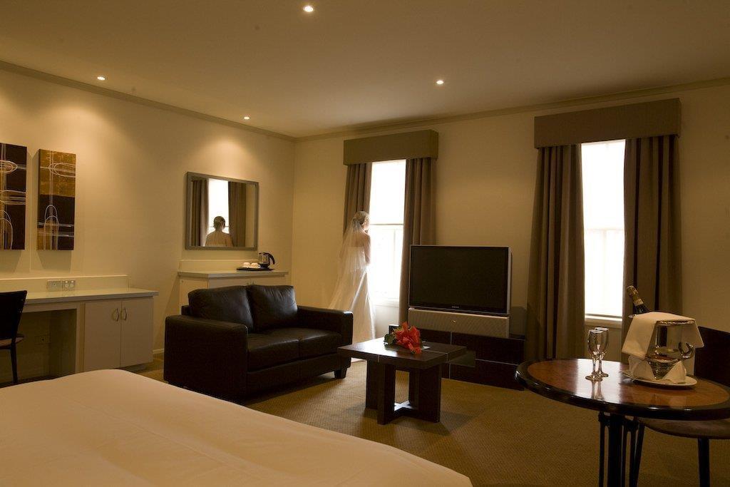 Beau Monde International Hotel Doncaster East Room photo