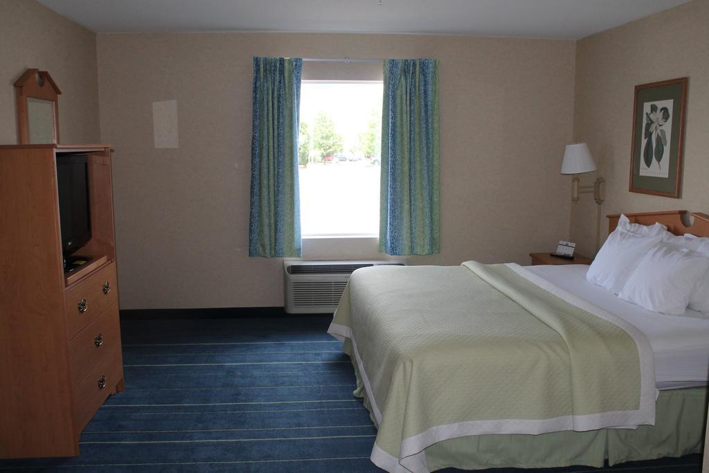 Days Inn & Suites By Wyndham Bridgeport - Clarksburg Room photo