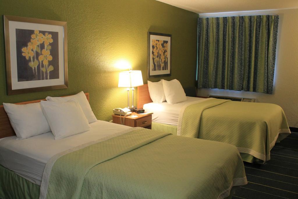 Days Inn & Suites By Wyndham Bridgeport - Clarksburg Room photo