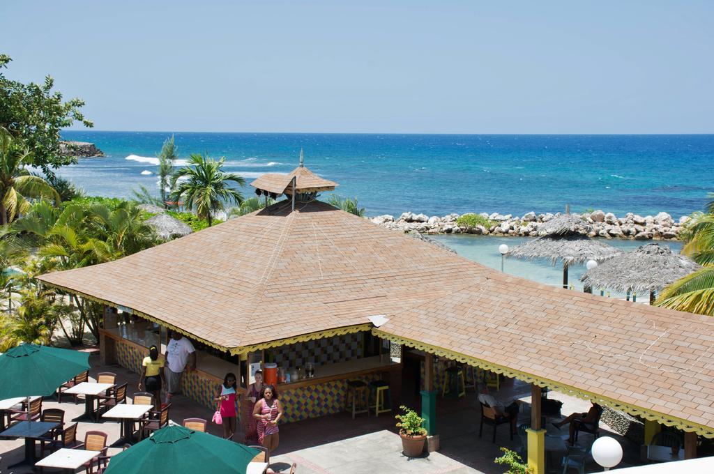 Club Ambiance (Adults Only) Hotel Runaway Bay Exterior photo