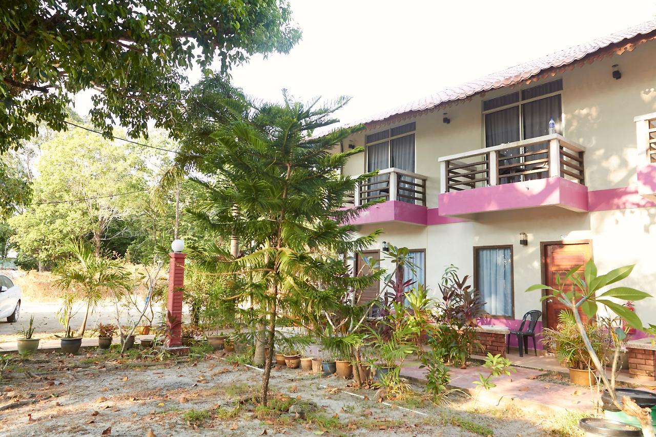 Corrie Chalet Langkawi Hotel Pantai Cenang  Exterior photo