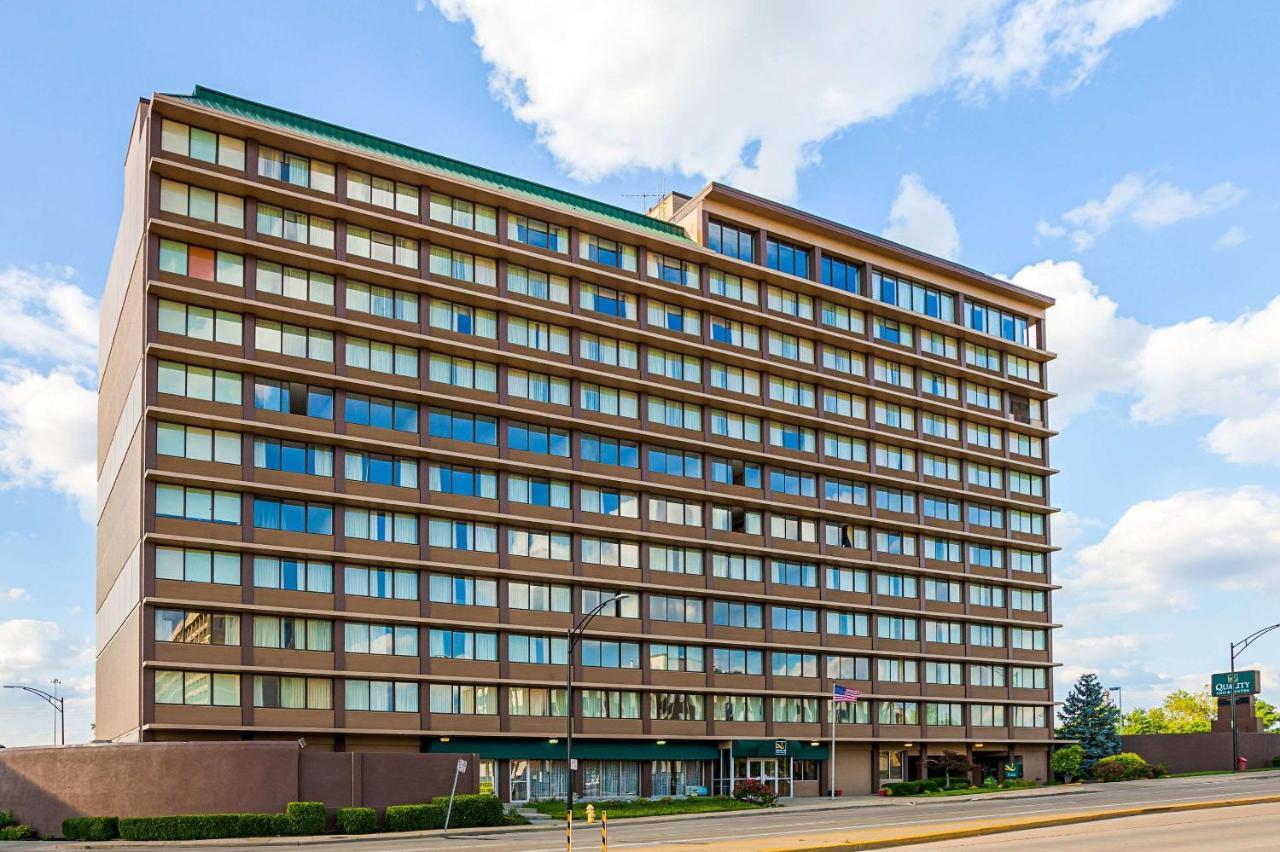 Quality Inn & Suites Cincinnati Downtown Exterior photo