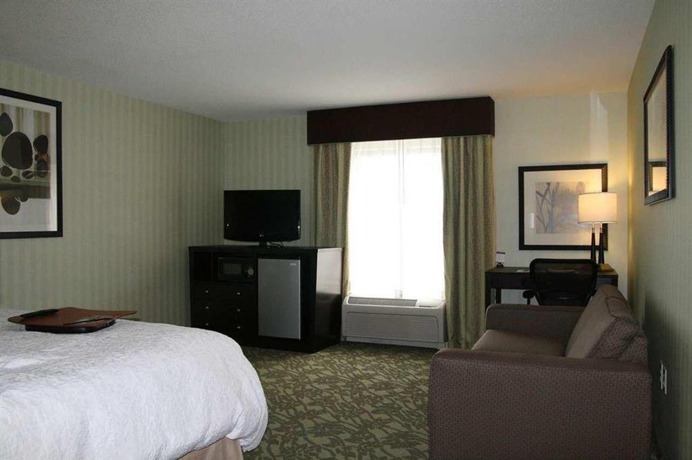 Hampton Inn Detroit Roseville Clinton Township Room photo