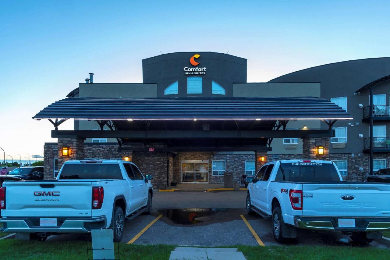 Comfort Inn & Suites Medicine Hat Exterior photo