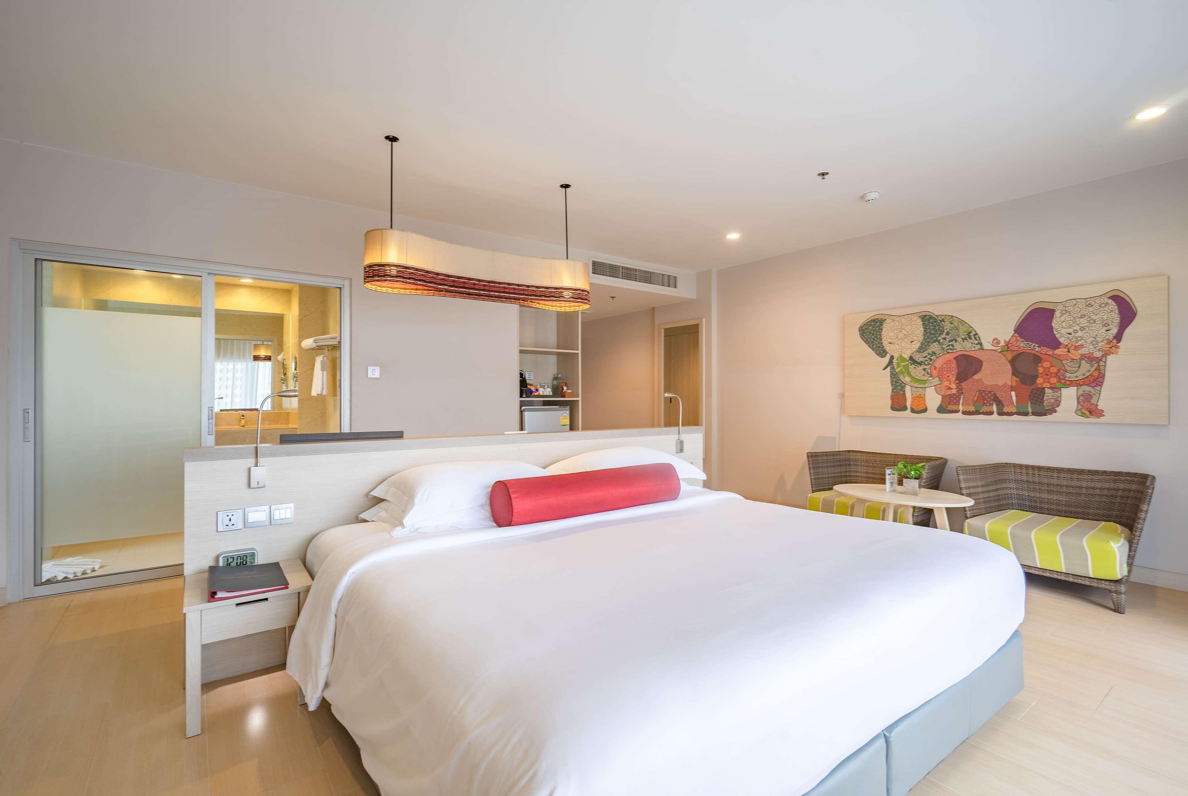 Ramada By Wyndham Phuket Deevana Patong - Sha Extra Plus Exterior photo