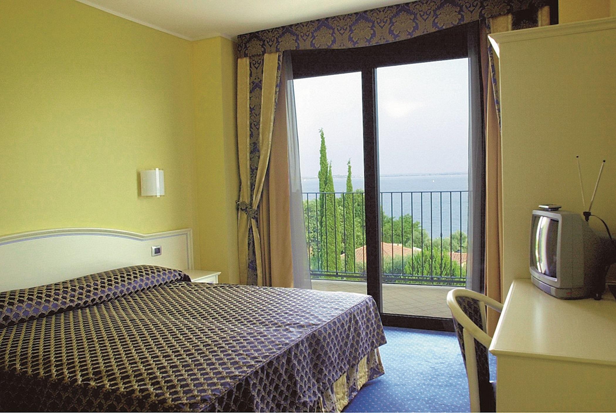 Ahg Riva Del Sole Hotel Moniga del Garda Room photo