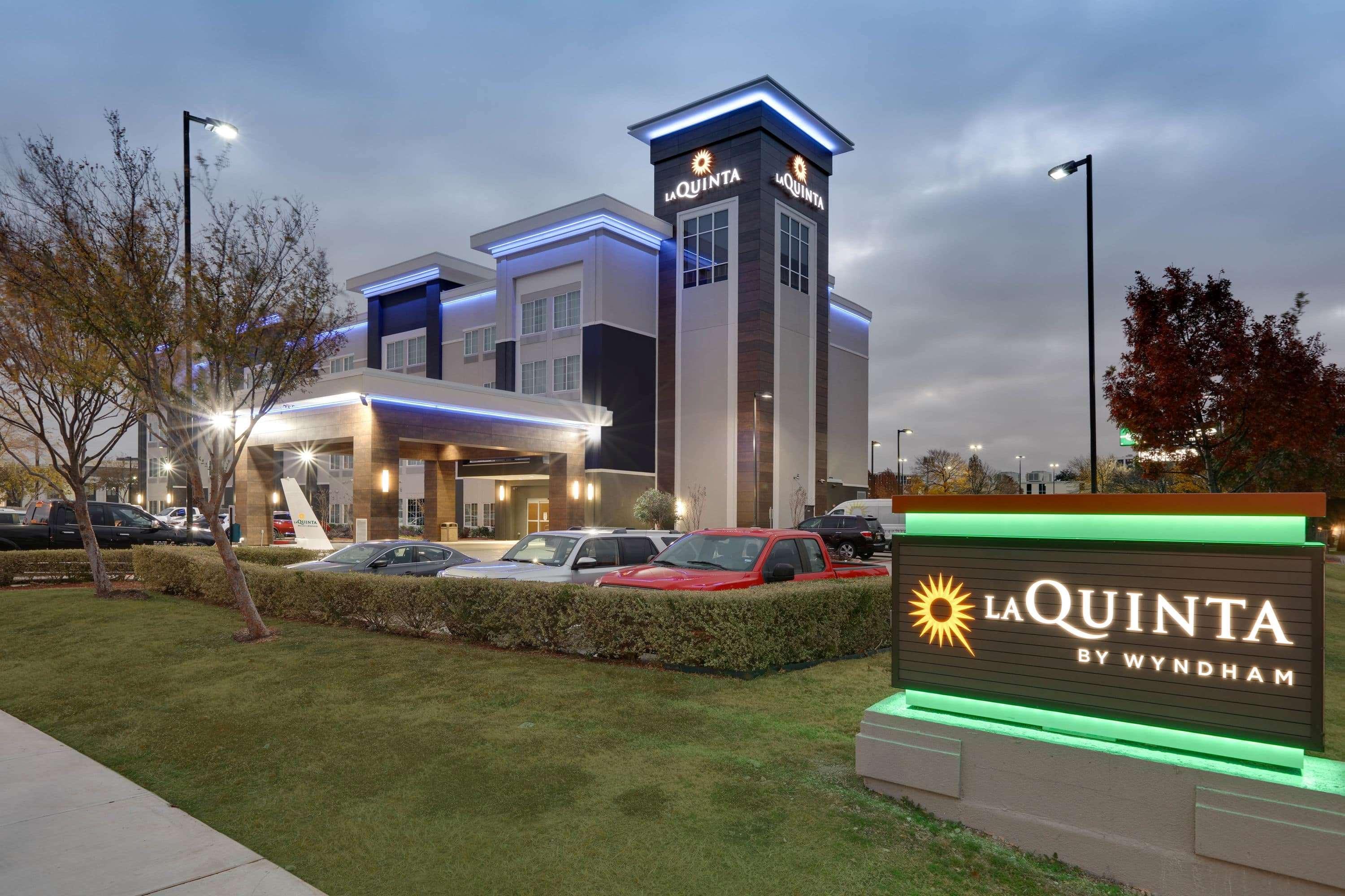 La Quinta By Wyndham Dallas Love Field Exterior photo