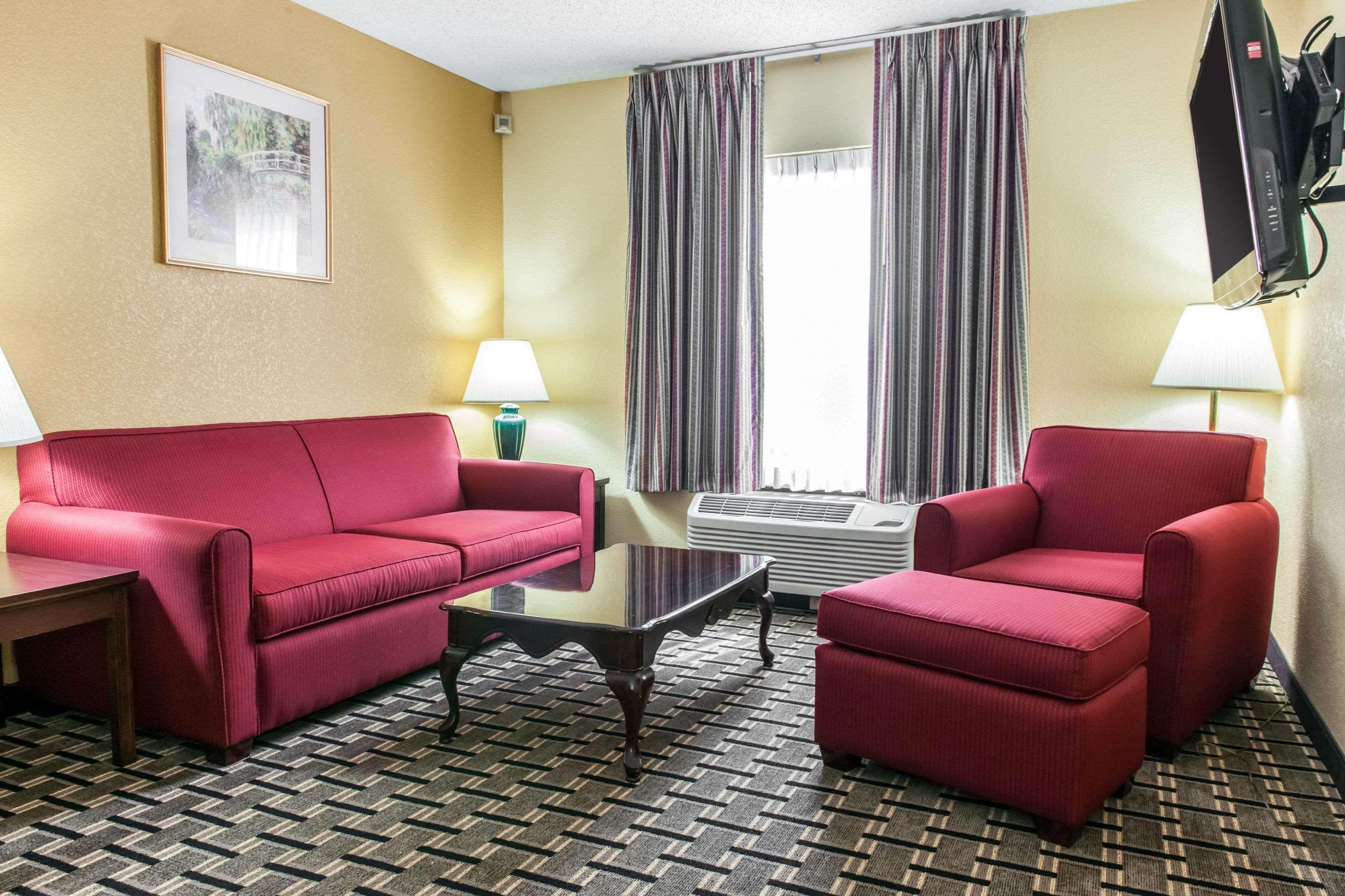 Clarion Inn & Suites Northwest Indianapolis Exterior photo