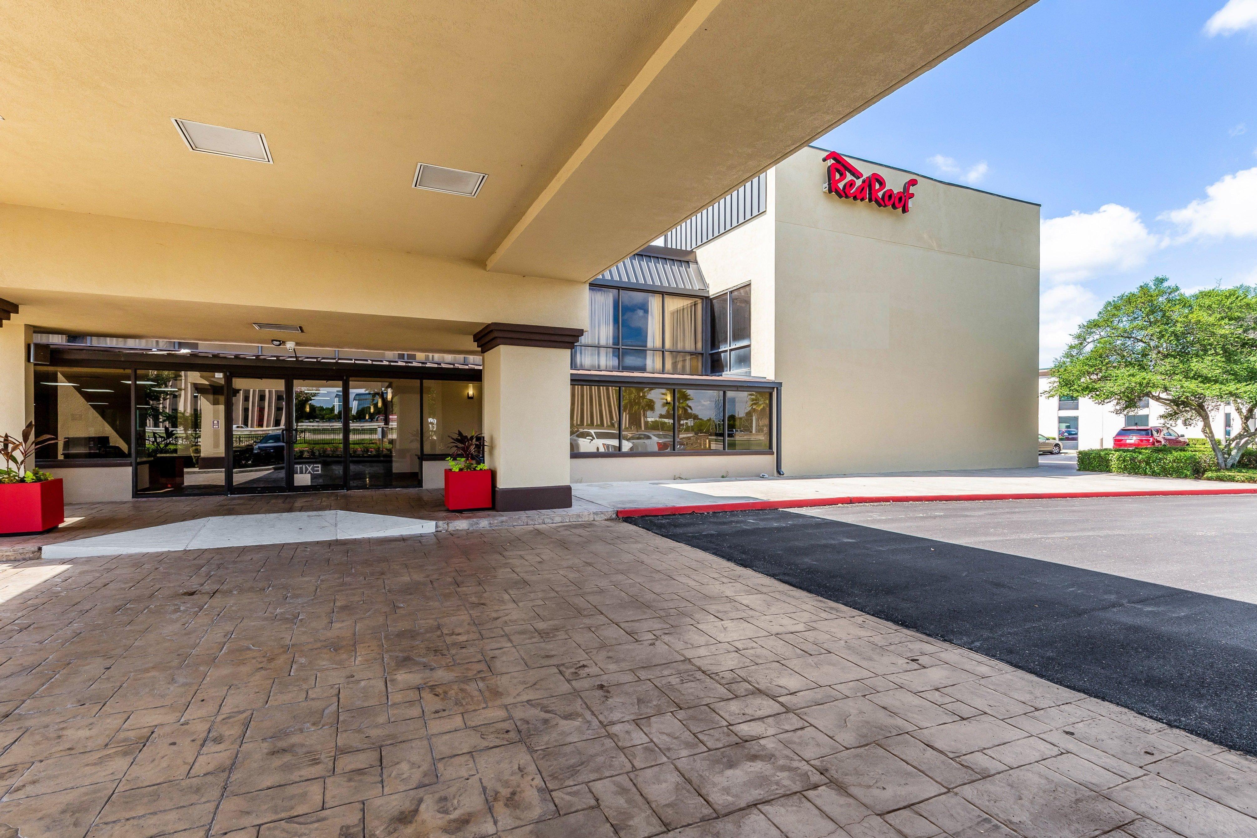 Red Roof Inn Plus & Suites Houston - Iah Airport Sw Exterior photo