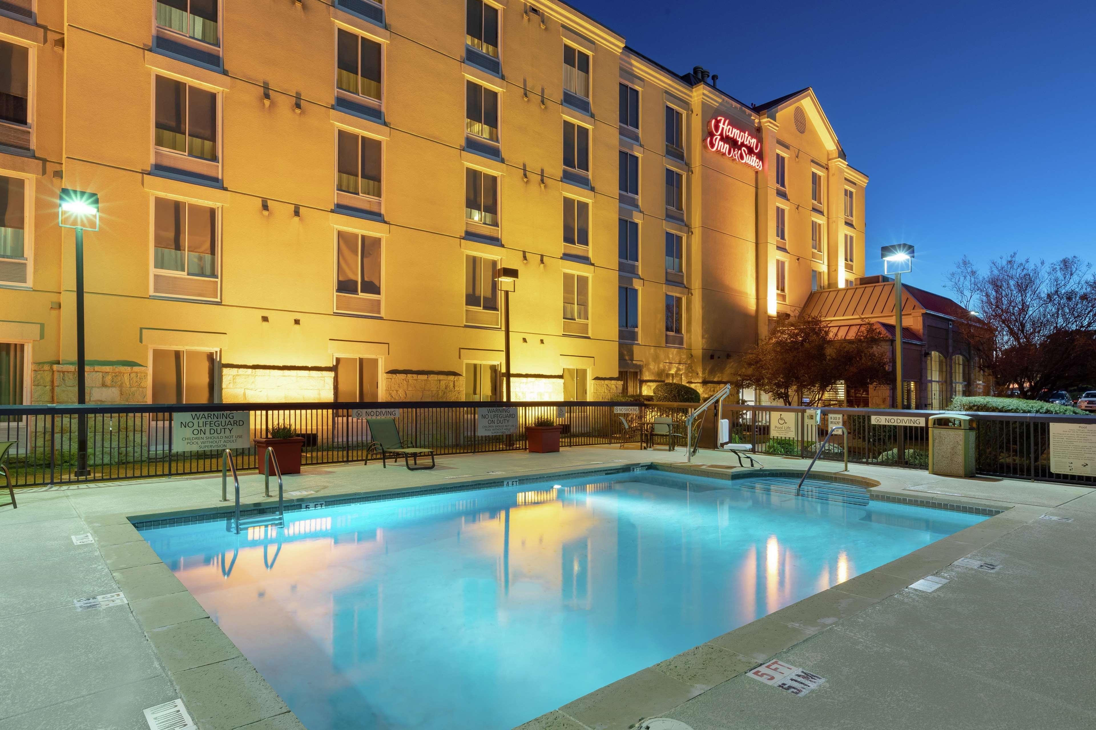 Hampton Inn & Suites-Austin Airport Exterior photo