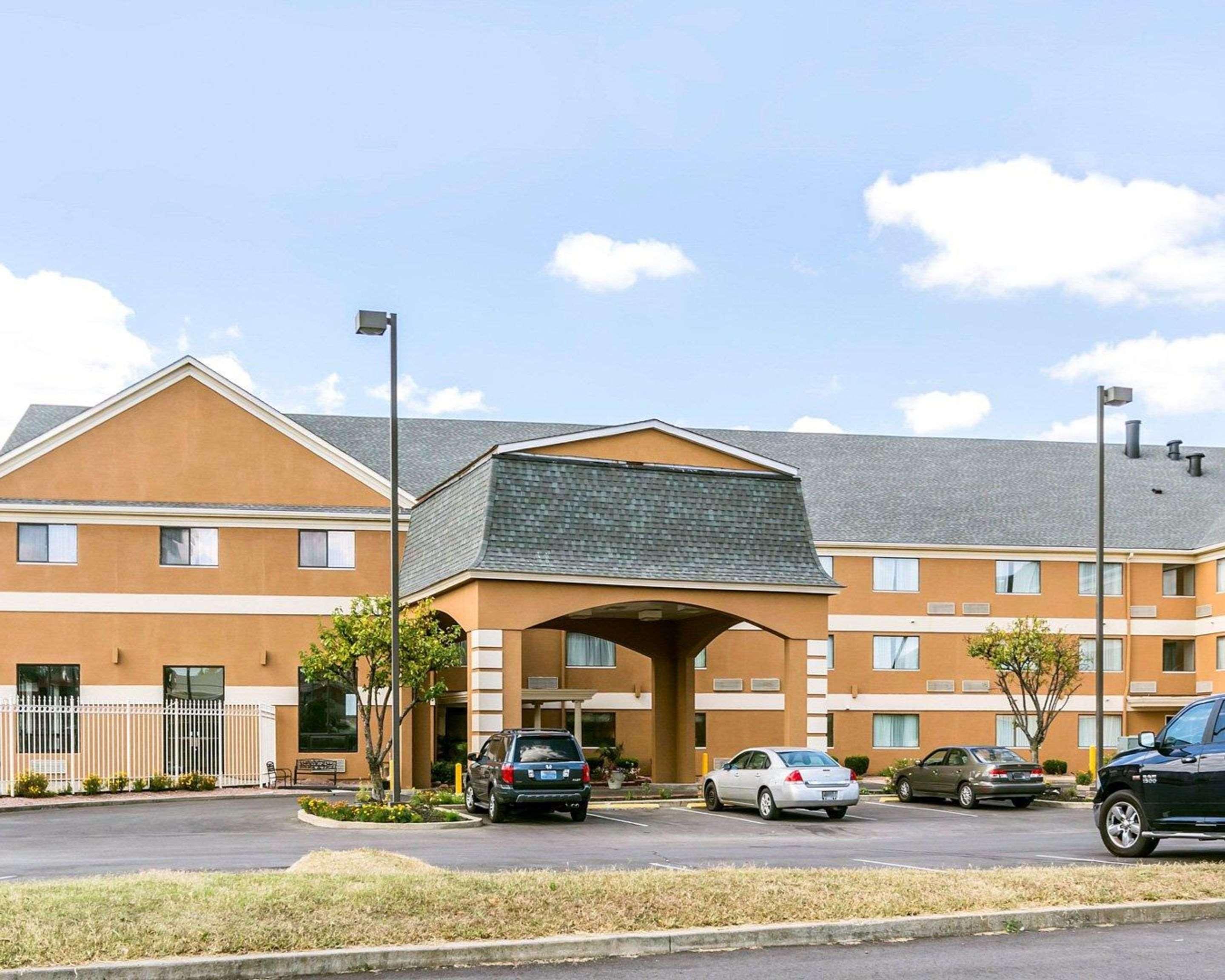 Quality Inn & Suites University-Airport Louisville Exterior photo