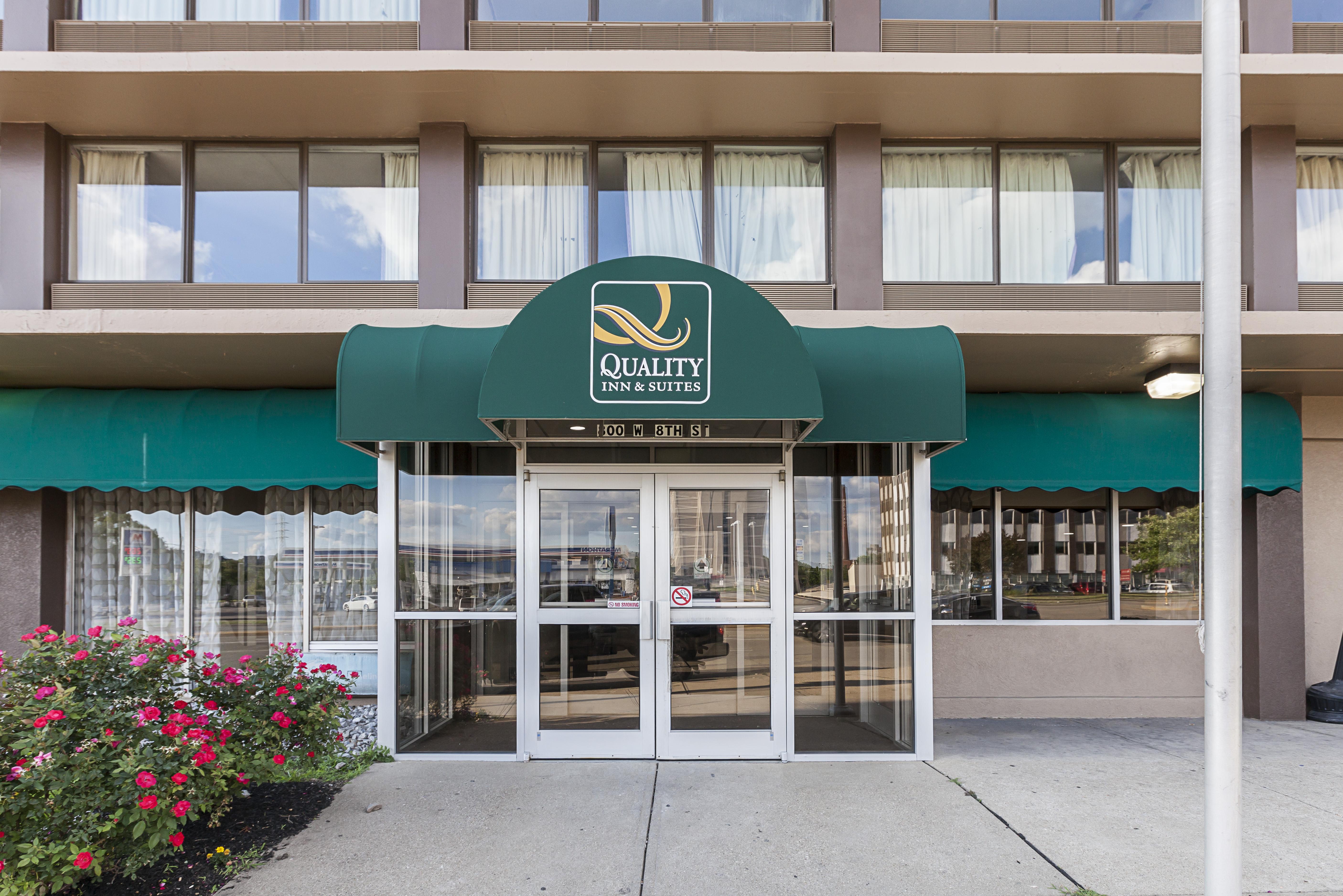 Quality Inn & Suites Cincinnati Downtown Exterior photo