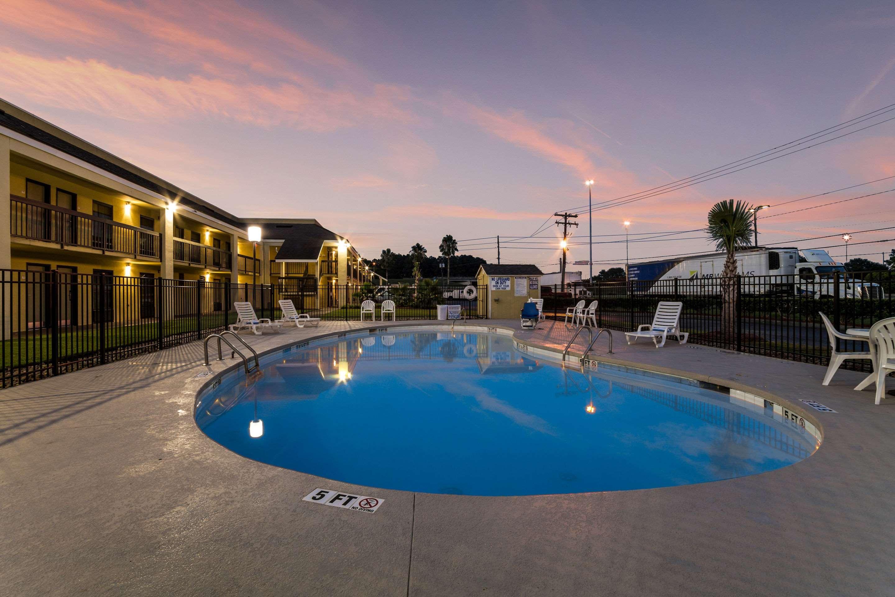 Quality Inn Coliseum Charleston Exterior photo