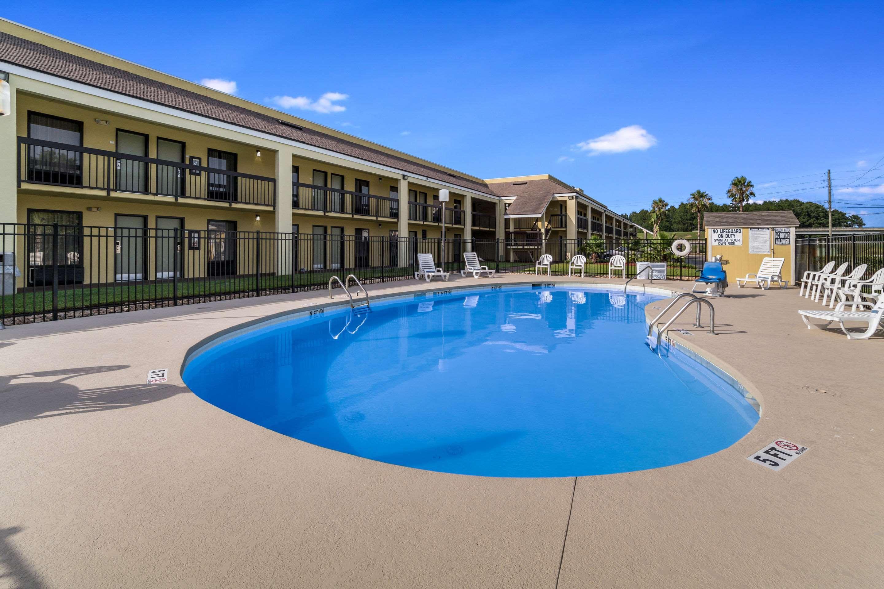 Quality Inn Coliseum Charleston Exterior photo